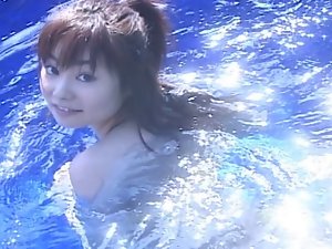 SUZUKI Akane in the pool