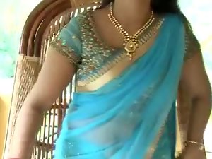 Actress navya nair navel show captured in pen cam by driver