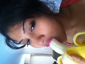 Desi Girlie showing how to suck pecker with a banana