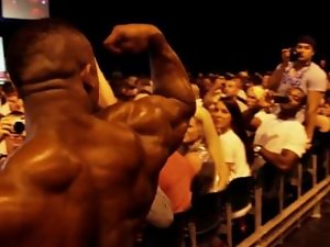 MUSCLEBULL GUEST POSING
