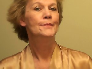 Seductive mom Puts On a Lingerie and Imposes a Make-Up