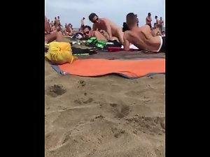 Chaps fuck on the beach in front of a crowd